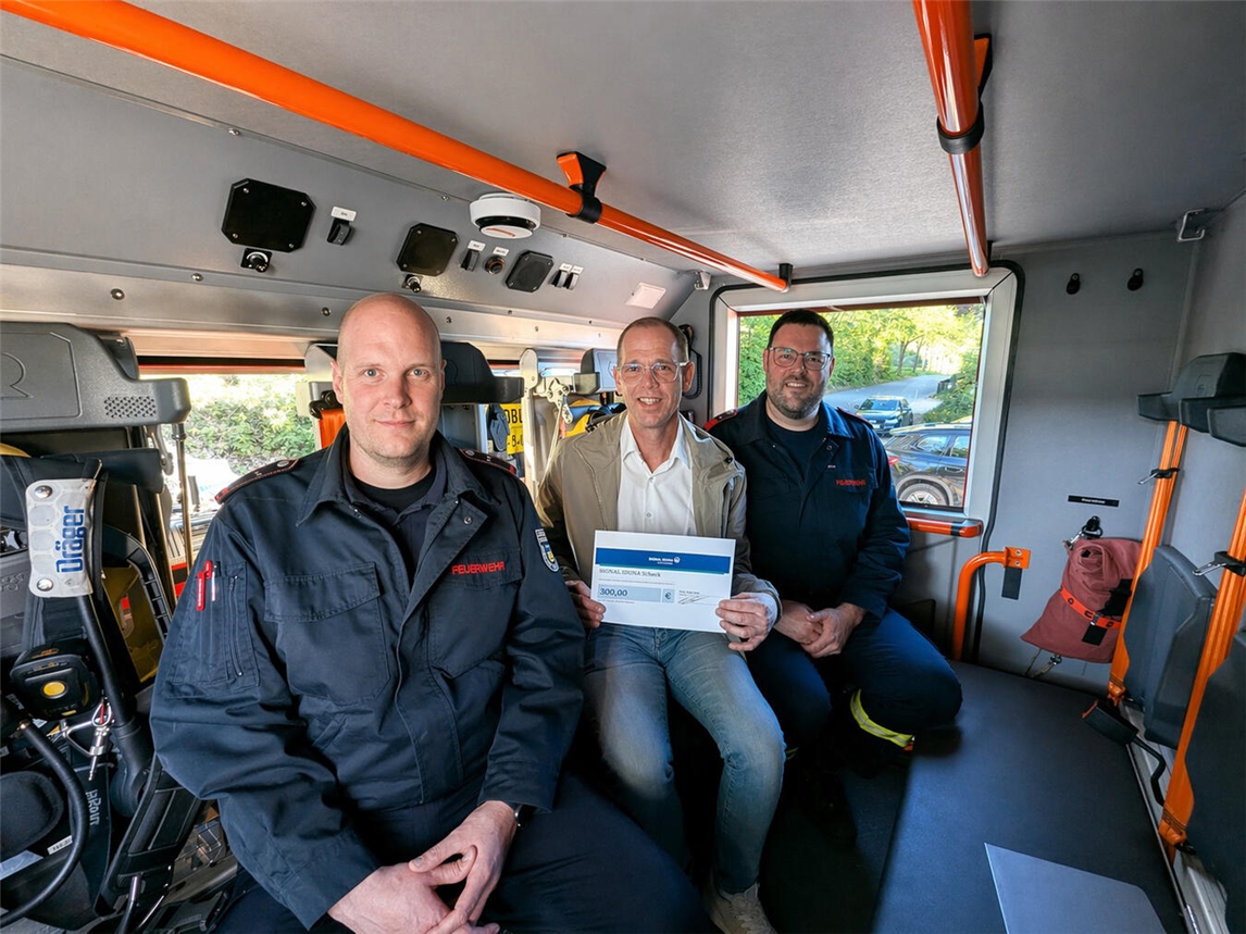 "Dirk Peekel übergibt Spende an Feuerwehr Bedburg-Hau, verspricht langfristige Unterstützung"