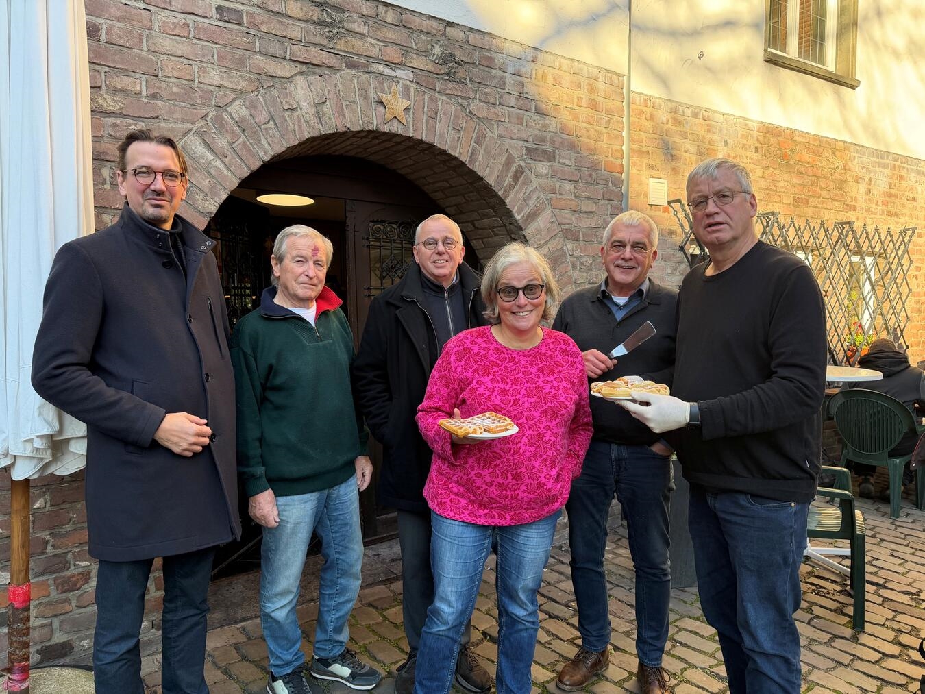 Dirk Untiedt (v.l.n.r.), Jean Marti, Michael Rübo, Bärbel Vick, Hans Hussmann und Heinrich Deryck bei der Spendenübergabe vor der Klosterpforte in Kleve. Foto: Rotary Club Kleve