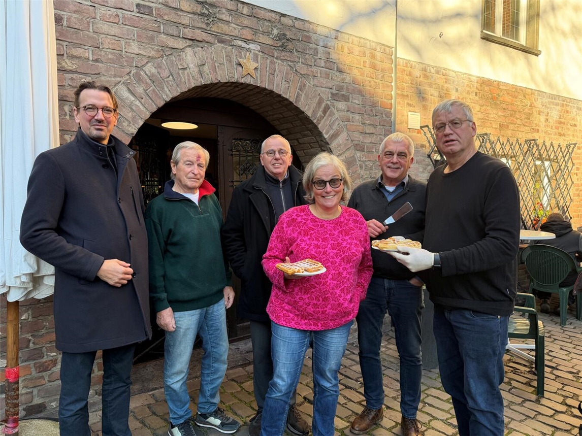Dirk Untiedt (v.l.n.r.), Jean Marti, Michael Rübo, Bärbel Vick, Hans Hussmann und Heinrich Deryck bei der Spendenübergabe vor der Klosterpforte in Kleve. Foto: Rotary Club Kleve