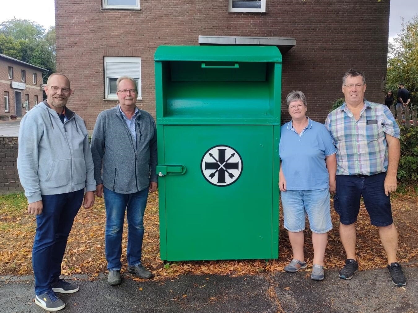 Dirk Viewering und Kollegen vor neuem Altkleidercontainer in Empel, Mitglieder des Bruderrats und caritativer Ausschuss.