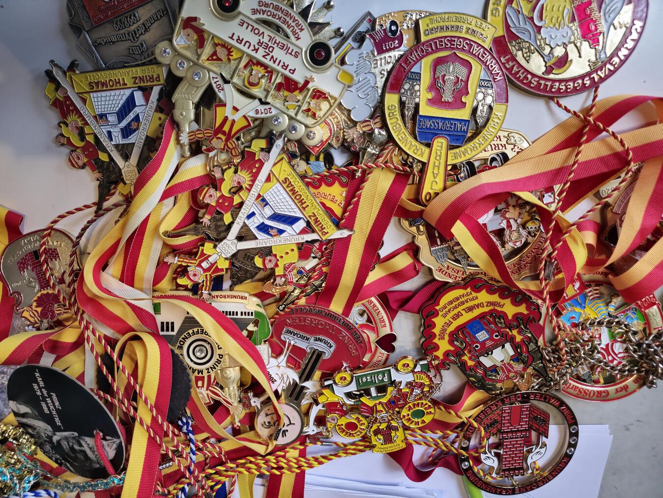 Dirk Willemsen entwirft seit 2000 die Prinzenorden in Kranenburg. Mit der Zeit ist da einiges zusammengekommen. Zu jedem Orden könnte Willemsen eine Geschichte erzählen. NN-Foto: HF