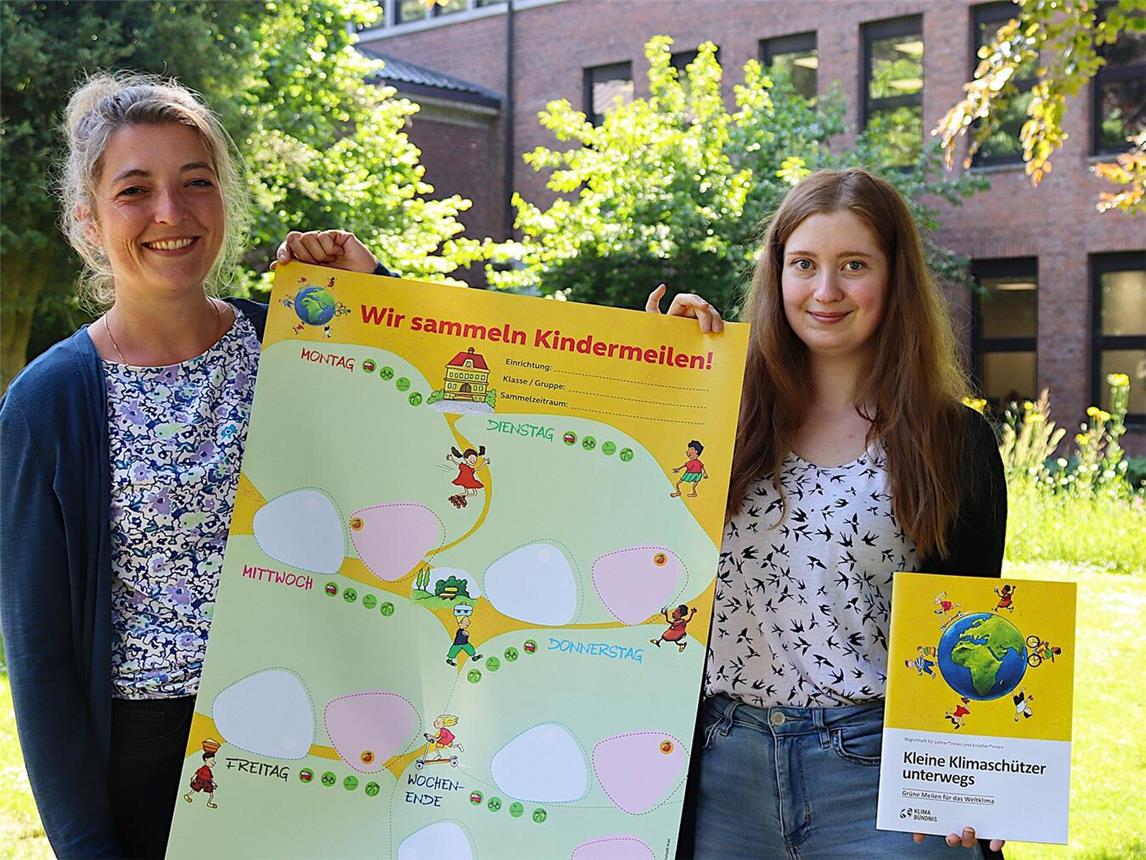 Dirtje Derksen (l.) und Katharina Segers von der AG Klima des Kreises Kleve werben für die Kampagne „Kindermeilen“. Mit kindgerechten Materialien entwickeln bereits die Jüngsten ein Verständnis für klimafreundliche Mobilität. Foto: Kreis Kleve