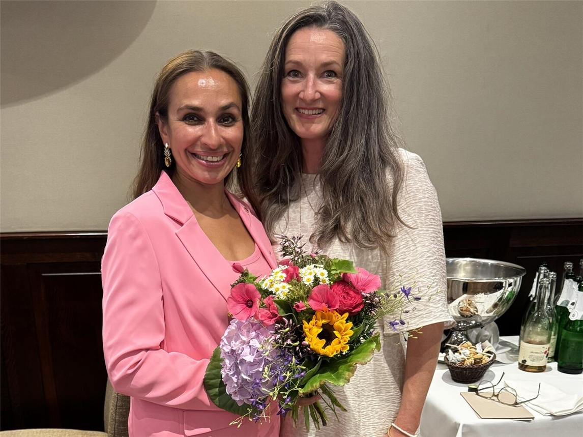 "Porträt von Djamila Stais, Präsidentin des ersten Damen-Lions-Clubs Deutschlands, Juli 2023"