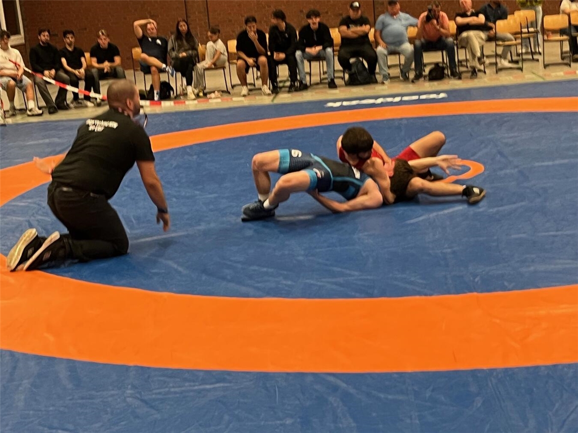 DJK Kleves Landesmeister Mehmosh Golov gewann beide Kämpfe mit Schultersieg. Foto: DJK Kleve