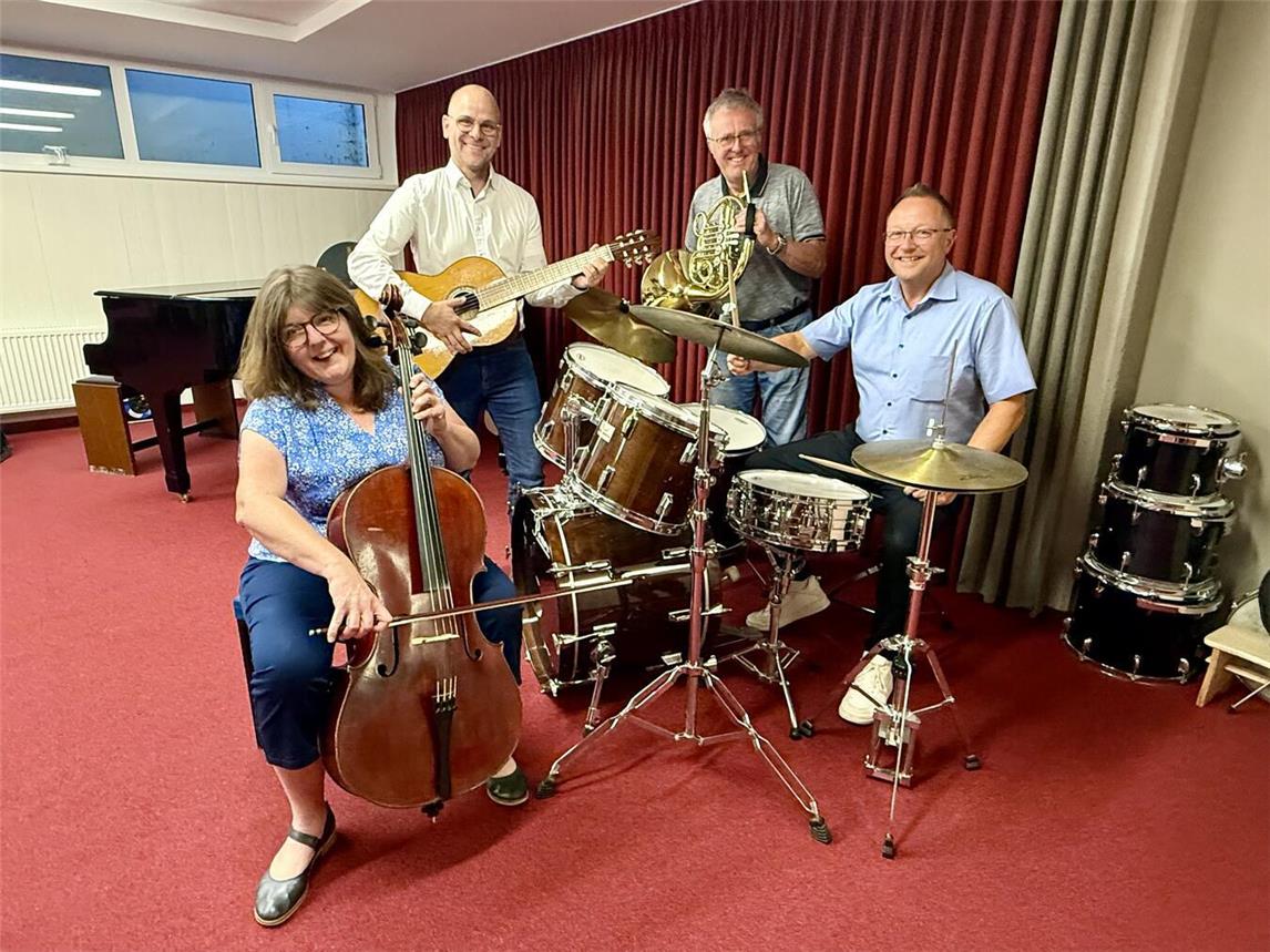 DMX-Geschäftsführerin Valérie Petit, Stefan Sibbe (Gelsenwasser), Jürgen Kappel, Vorsitzender des Trägervereins, und BürgermeisterThomas Görtz an den Musikinstrumenten der DMX. NN-Foto: SP