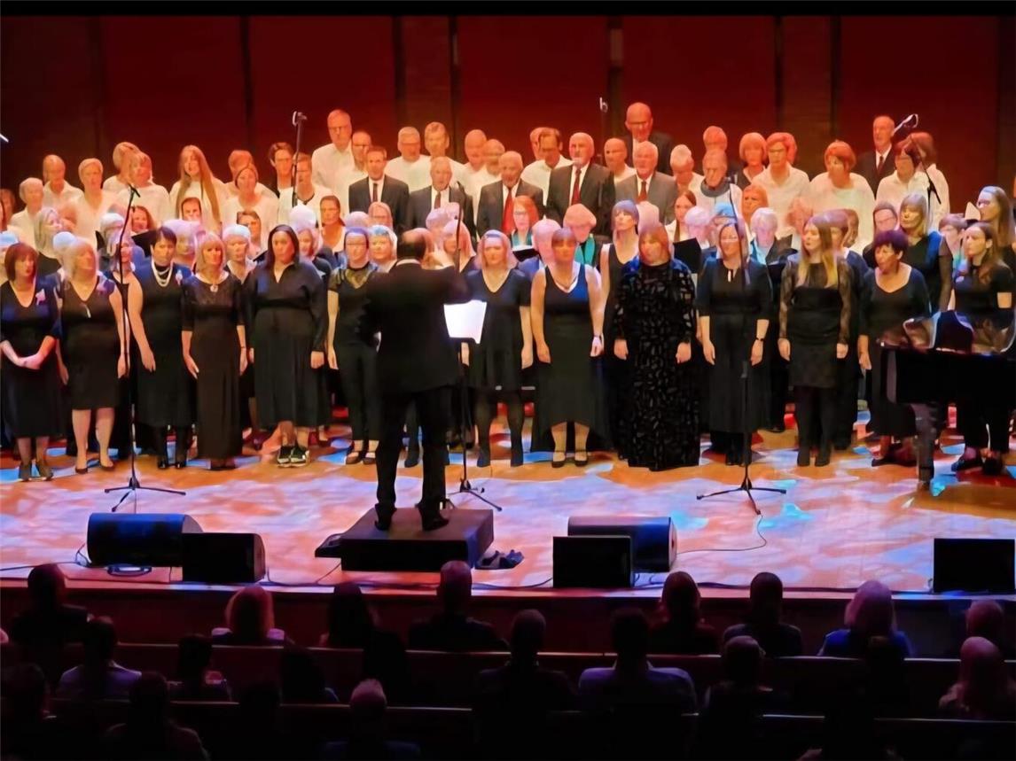 „Do you hear the people sing?“: Das Konzert im Apex in Bury St. Edmunds 2023 wurde zum großen Erfolg und füllte das Veranstaltungshaus an zwei Abenden. Foto: Partnerschaftsverein