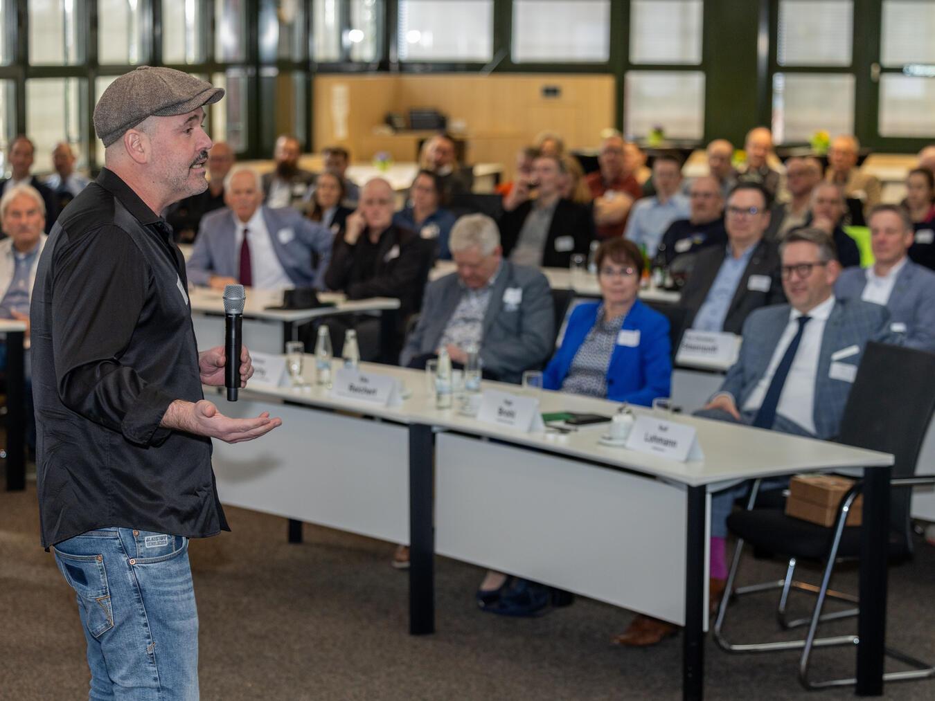 „Doc Esser“ hielt einen Vortrag zur Bedeutung des Wassertrinkens für den Menschen. Foto: Kreis Wesel