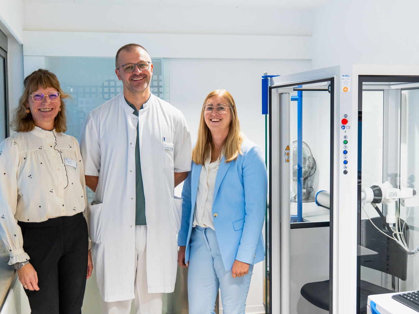"Dr. Dan-Claudiu Murariu mit Team im Wilhelm-Anton-Hospital Goch, feiern neue Technik in der Pneumologie-Klinik."