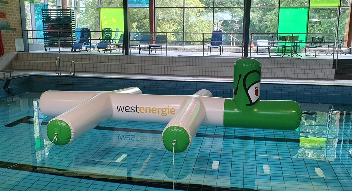 Großspielgerät „Doggy“ im Vereinsbad der Rheurdter Schwimmfreunde, schwimmendes Spielzeug für Kinder.