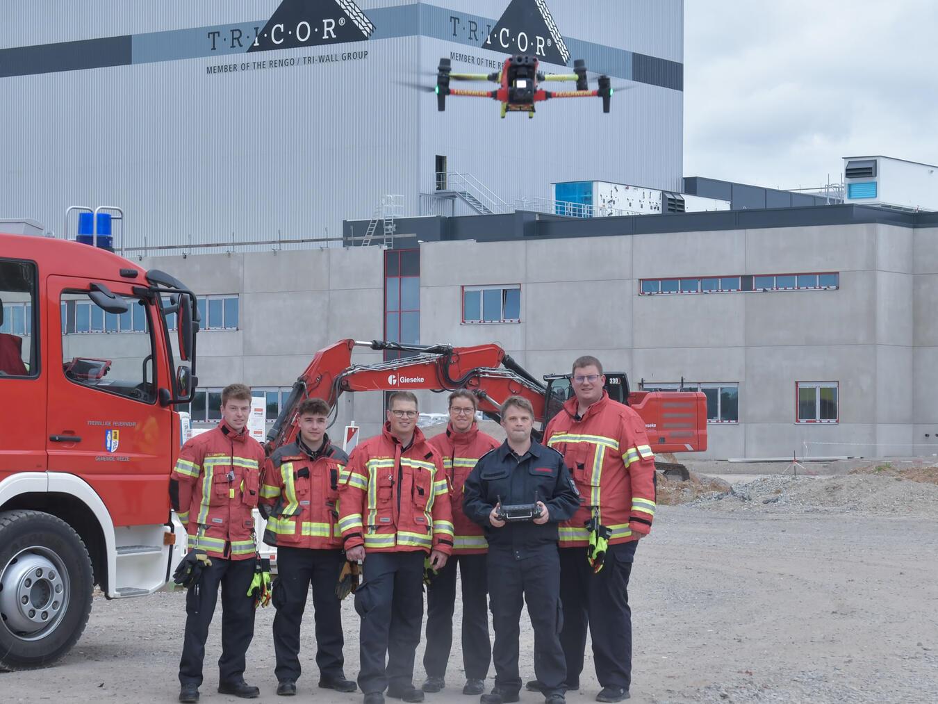 Dominik Behet und Kameraden der FW Weeze zeigen die Drohne.