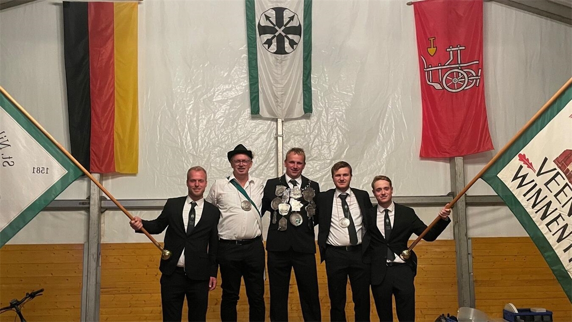 "Dominik Hartjes gewinnt Schützenwettkampf mit 258. Schuss, triumphiert gegen acht Konkurrenten."