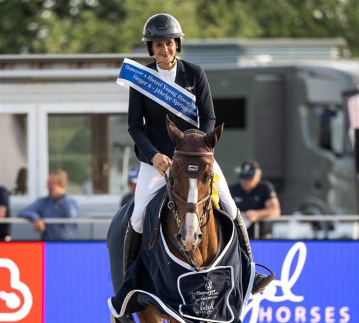 Doppelerfolg für Katrin Eckermann – mit Forfly aus familieneigener Zucht und Besitz das Finale der Sechsjährigen gewonnen und mit Chacoona Cat die Qualifikation zum Finale der älteren Pferde. Foto: Lenie Minten