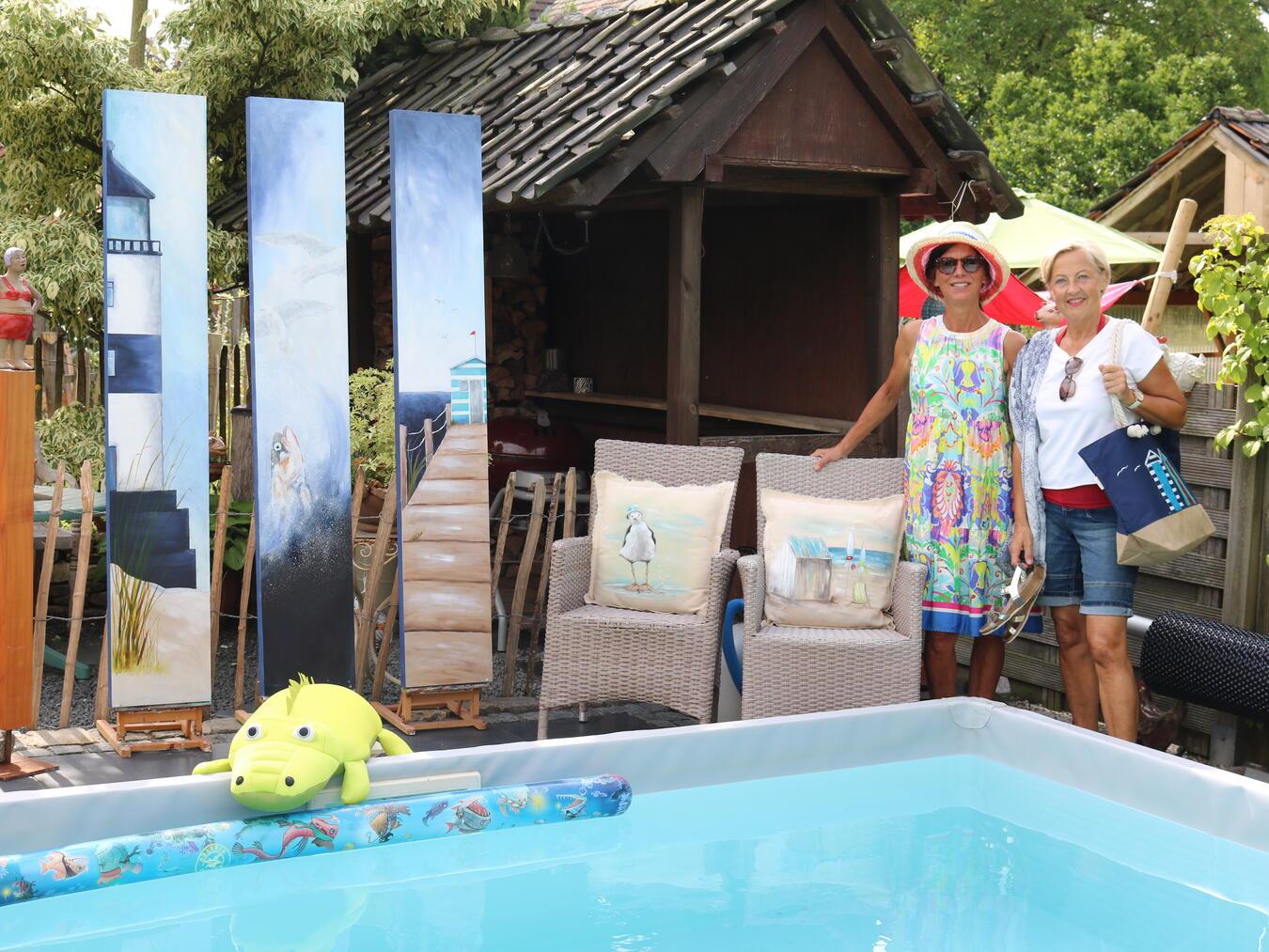 Doris Angenendt (l.) und Renate Wischinski begrüßen die Besucher zu drei entspannten Garten-Tagen mit Kunstgenuss. NN-Fotos: CDS