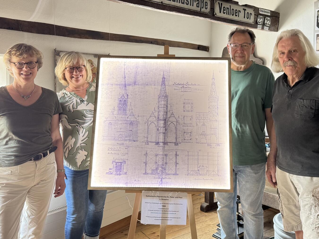 Doris Bonnes-Valkyser (l.) und Elisabeth Hild von L(i)ebenswertes Straelen übergeben den gerahmten Plan an Uwe Hild und Karl Pellens vom Freundeskreis Stadtarchiv Straelen.Foto: privat