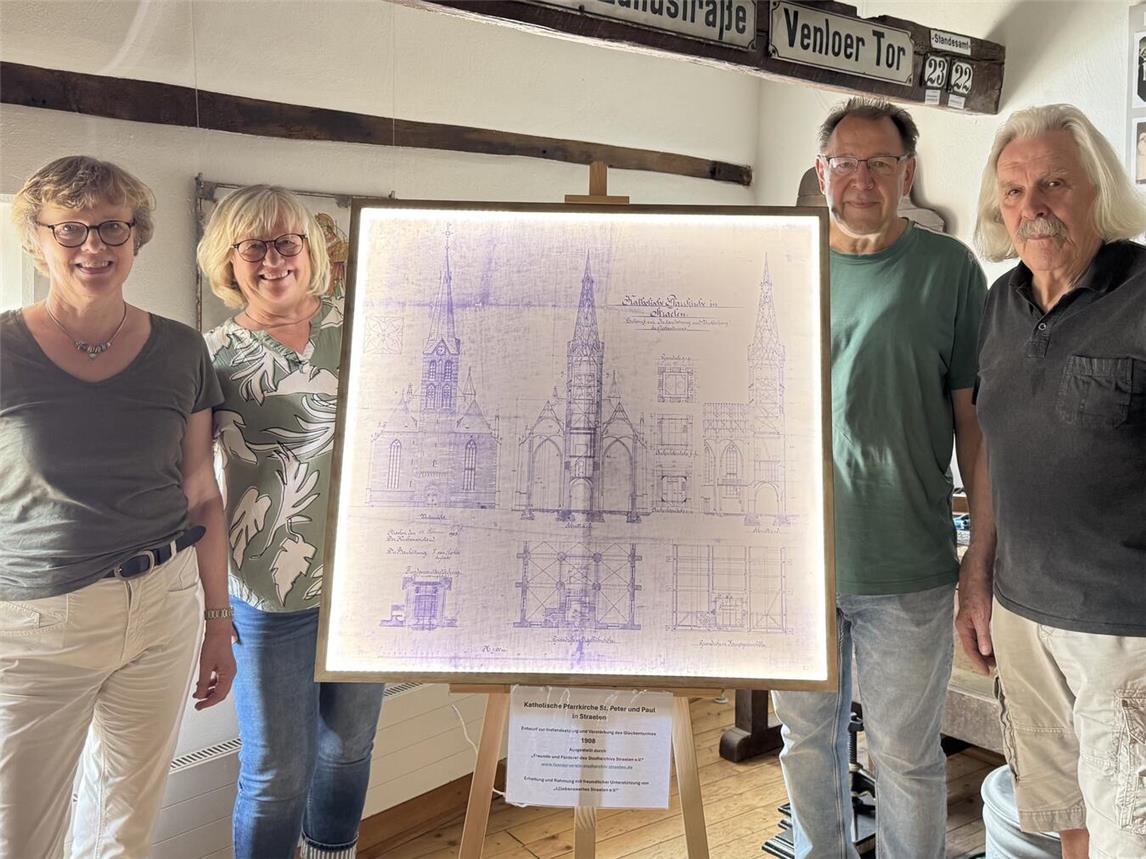 Doris Bonnes-Valkyser (l.) und Elisabeth Hild von L(i)ebenswertes Straelen übergeben den gerahmten Plan an Uwe Hild und Karl Pellens vom Freundeskreis Stadtarchiv Straelen.Foto: privat