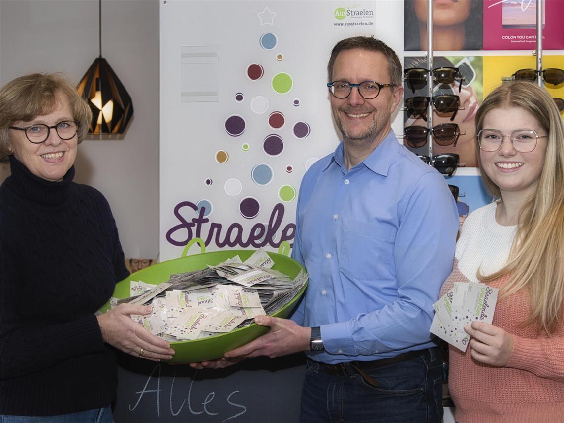 Doris Bonnes-Valkyser und Steffen Borrmann vom Projektteam der Weihnachtsverlosung ziehen gemeinsam mit dem Straelener Blumenmädchen Tanja Nellessen die Gewinner der Sonderpreise. Foto: AusStraelen