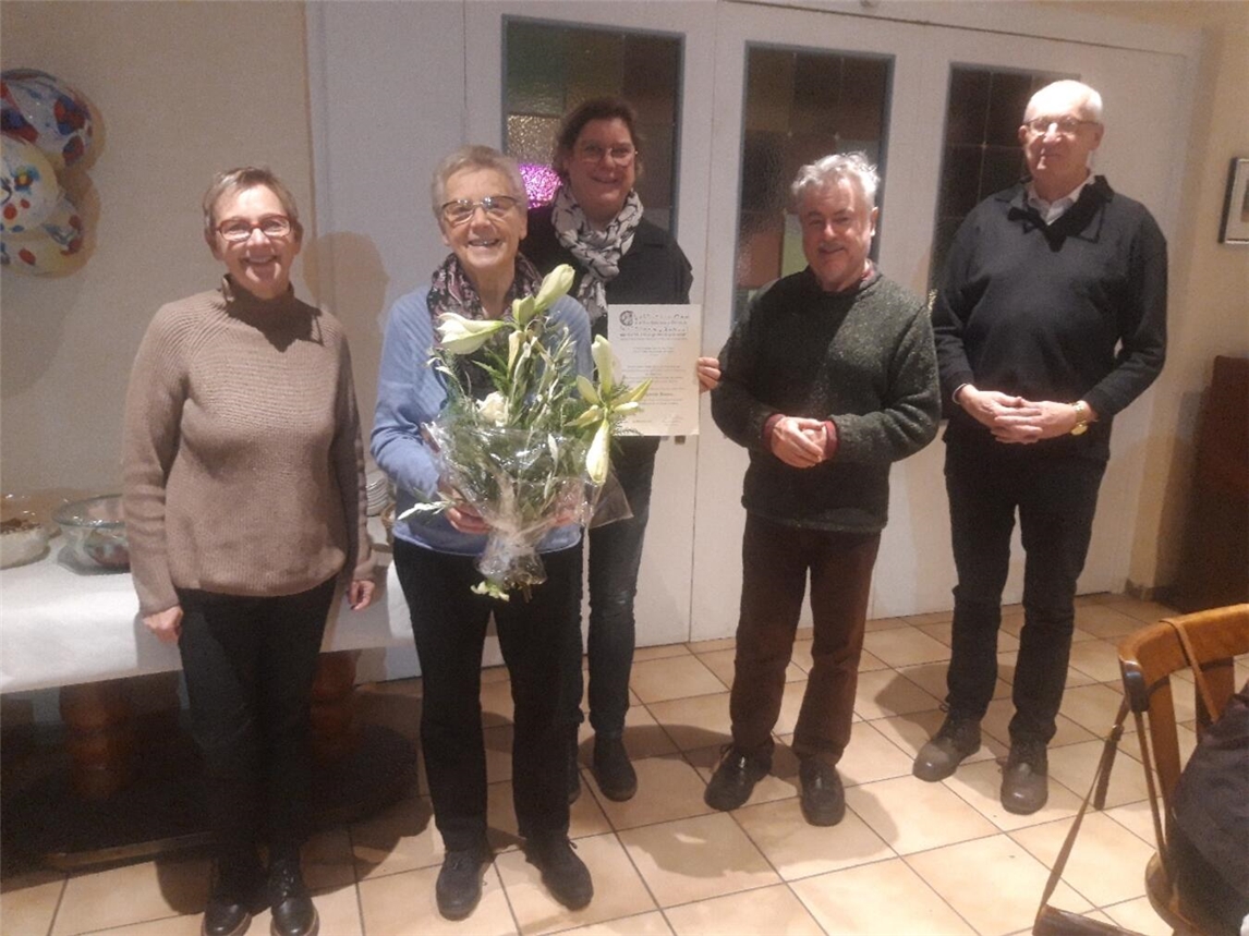 Dorothee Meenen (2. Vorsitzende) mit Marga Bouten, Anja Reiners, Chorleiter Godehard Pöllen und Präses Bruno Bloemen (v.l.). Foto: privat