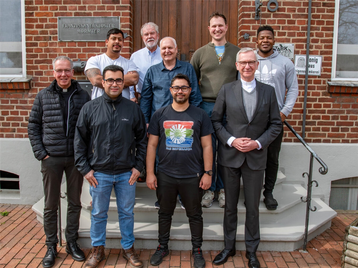 Dr. Antonius Hamers (vorne rechts) kam beim Fazenda-Besuch mit dem Leitungsteam, Rekuperanten und Freiwilligen ins Gespräch. Foto: Bischöfliche Pressestelle / Christian Breuer
