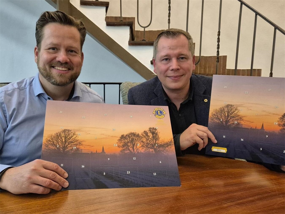 "Dr. Arndt Joosten und Präsident Phillipe Blank präsentieren Lions-Club Emmerich-Rees Adventskalender"