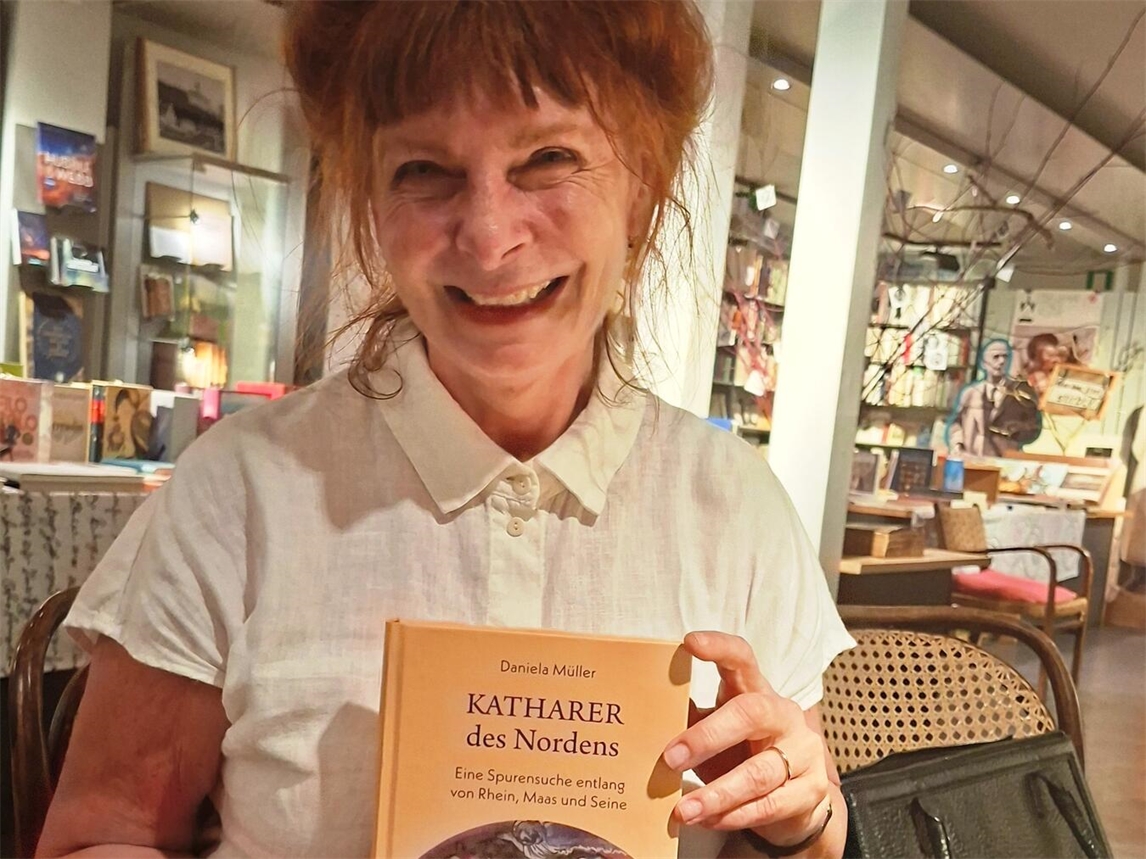 Dr. Daniela Müller präsentiert ihr Buch über Katharer bei Hintzen-Veranstaltung.