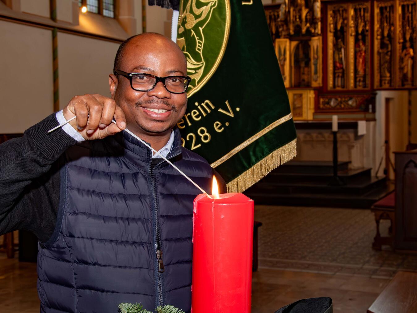 Pfarrer Égide Muziazia verlässt St. Vitus Emmerich Dr. Égide Muziazia verlässt den Niederrhein, um einen Lehrauftrag an der Universität Münster zu übernehmen. Foto: Bischöfliche Pressestelle/Christian Breuer (Archiv)