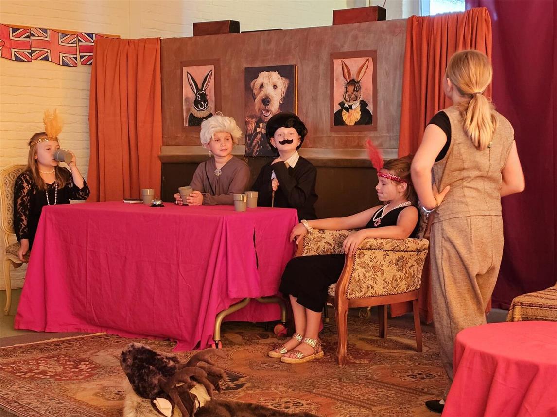 Dr. Emily Watson (r.) klärt im Schloss Baskerville das Rätsel um einen ominösen Schatz auf. Mit dabei: die Schwestern Liz und Mary Baskerville, Miss Marple und Monsieur Hercule Poirot. Foto: Grundschule Marienbaum