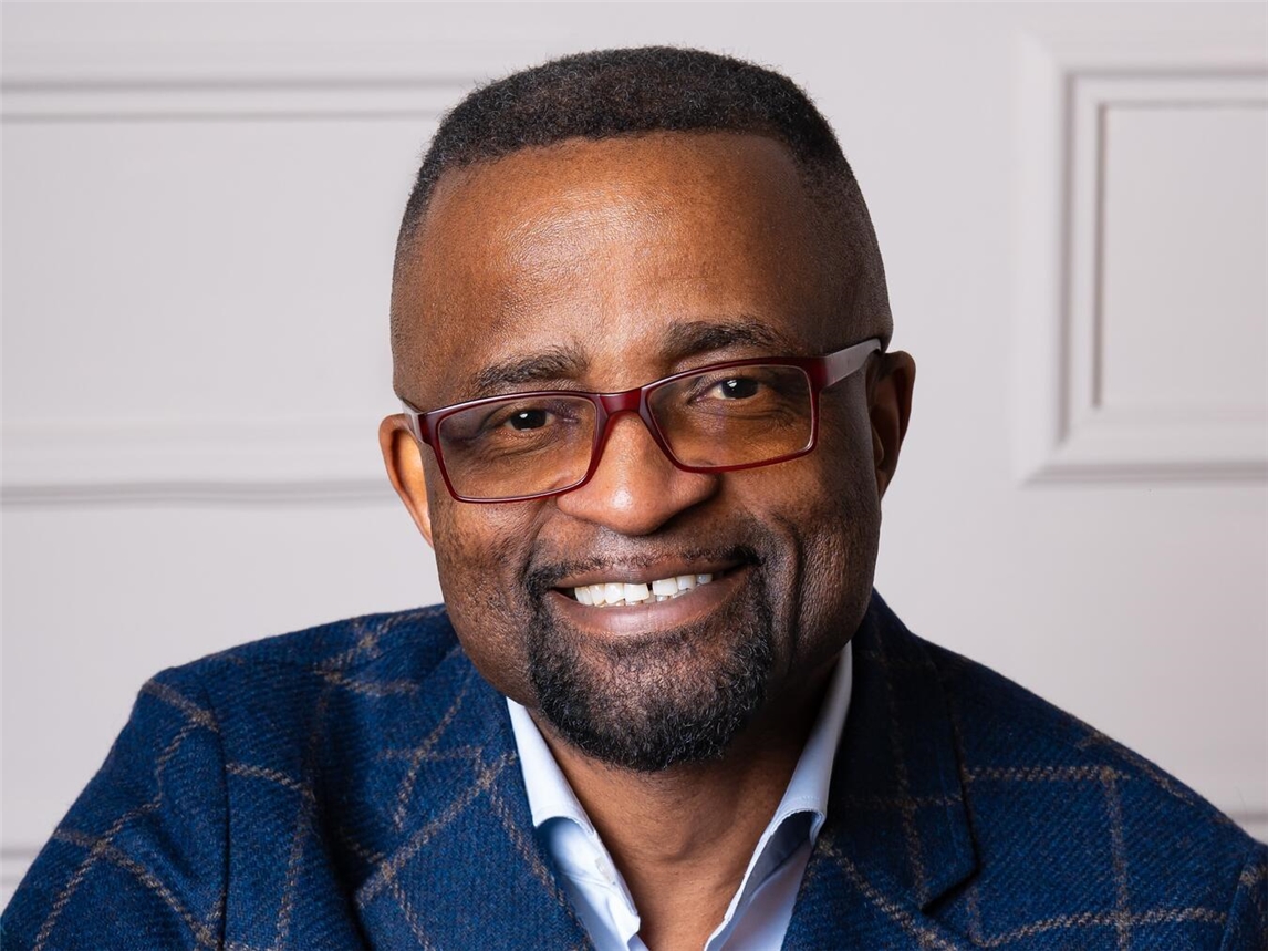 "Dr. Emmanuel Etoung präsentiert neues Buch, Autorenporträt, Buchvorstellung, Literatur"