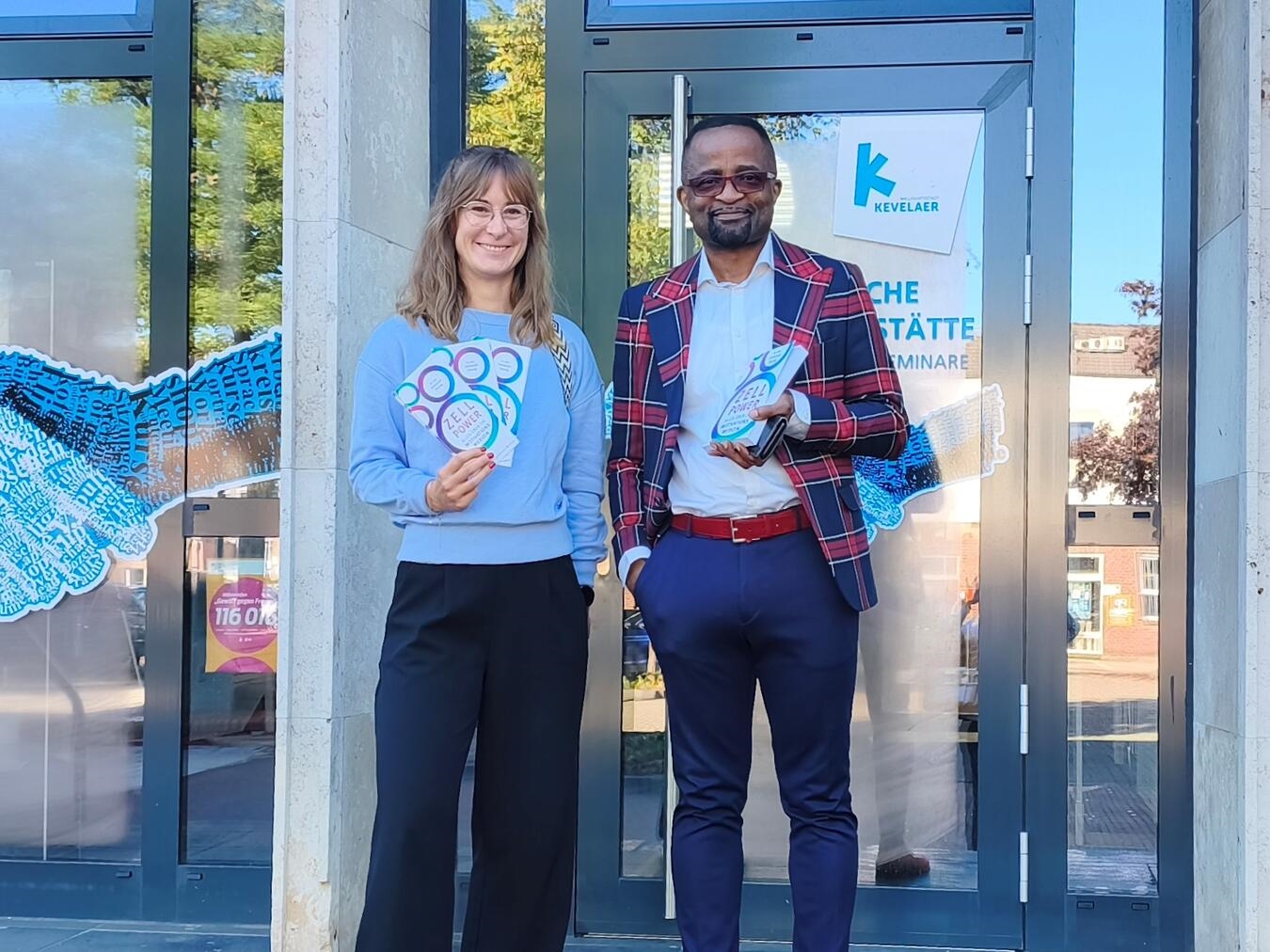 "Dr. Emmanuel Etoung und Moira-Lou Kröll beim Vortrag in der Öffentlichen Begegnungsstätte Kevelaer"