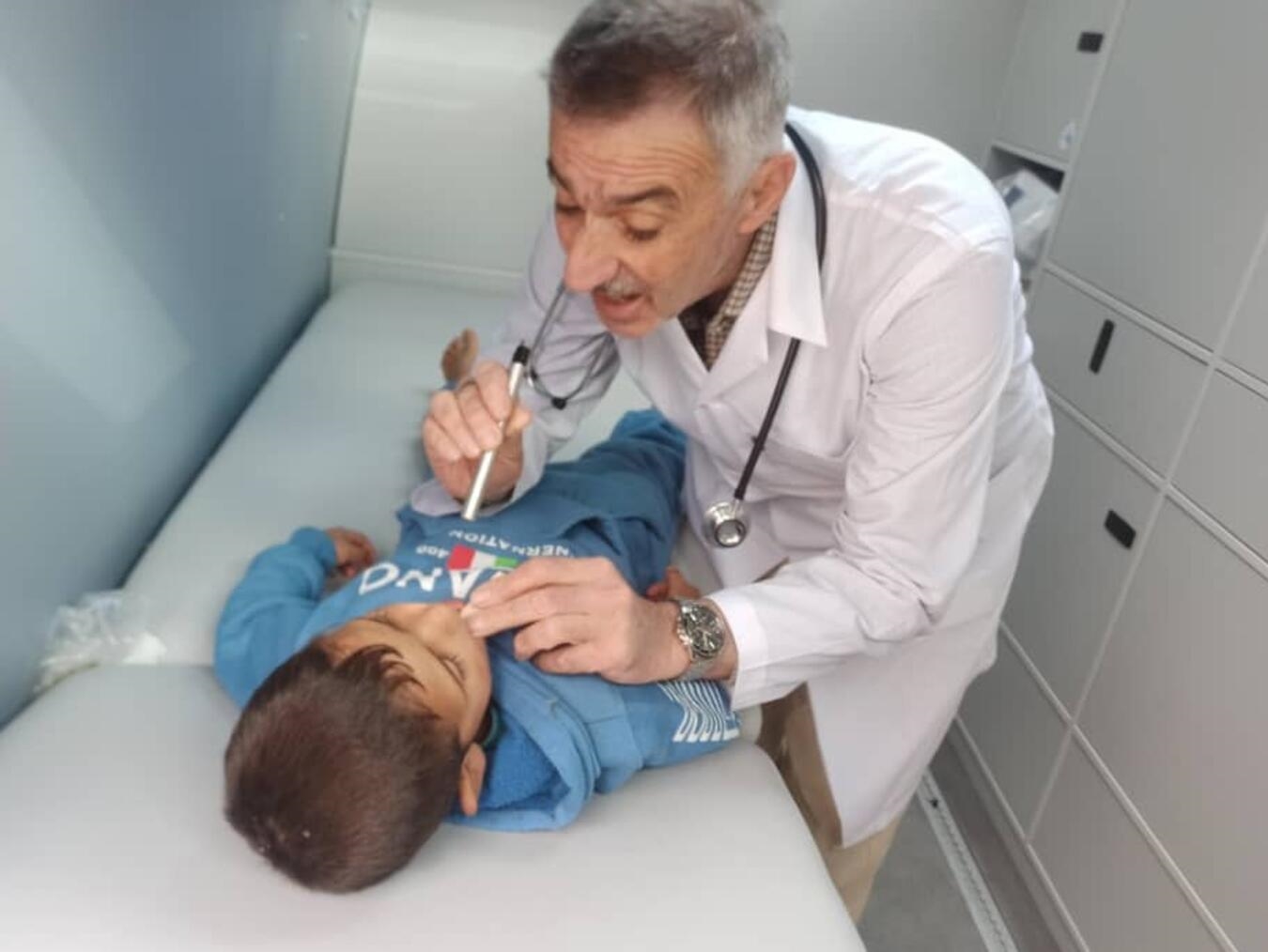 Dr. Fehmi Raddah mit einem seiner Patienten. 