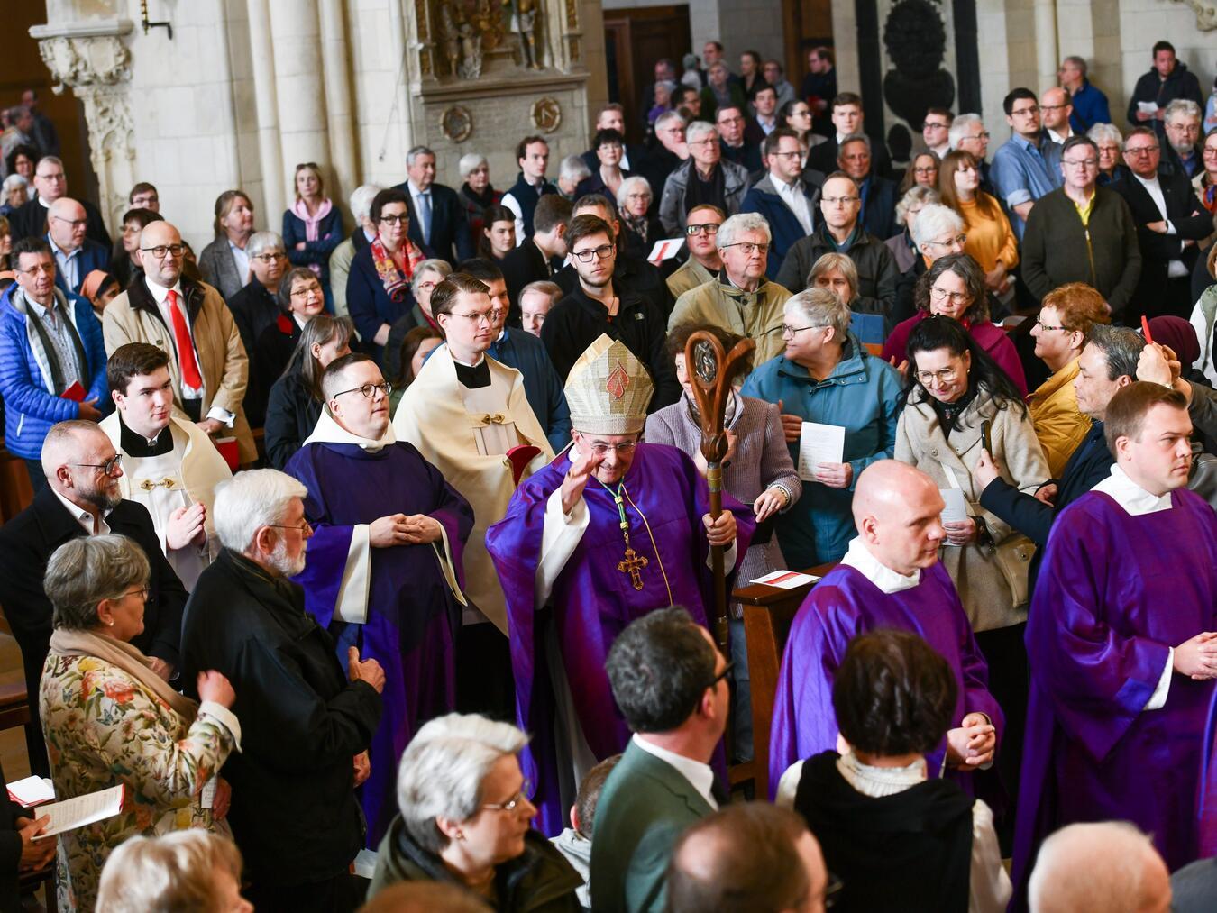 Dr. Felix Genn, inzwischen em. Bischof von Münster, beim Einzug in den Dom von Münster zur Feier seines 75. Geburtstags. Foto: Bischöfliches Generalvikariat