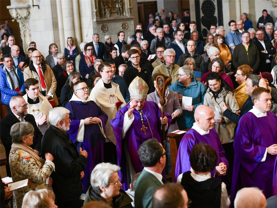 Dr. Felix Genn, inzwischen em. Bischof von Münster, beim Einzug in den Dom von Münster zur Feier seines 75. Geburtstags. Foto: Bischöfliches Generalvikariat