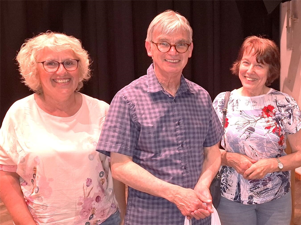 Dr. Georg Cornelissen mit Tina Oostendorp und Agnes Jay beim Event im Reeser Bürgerhaus, Juni 2024.
