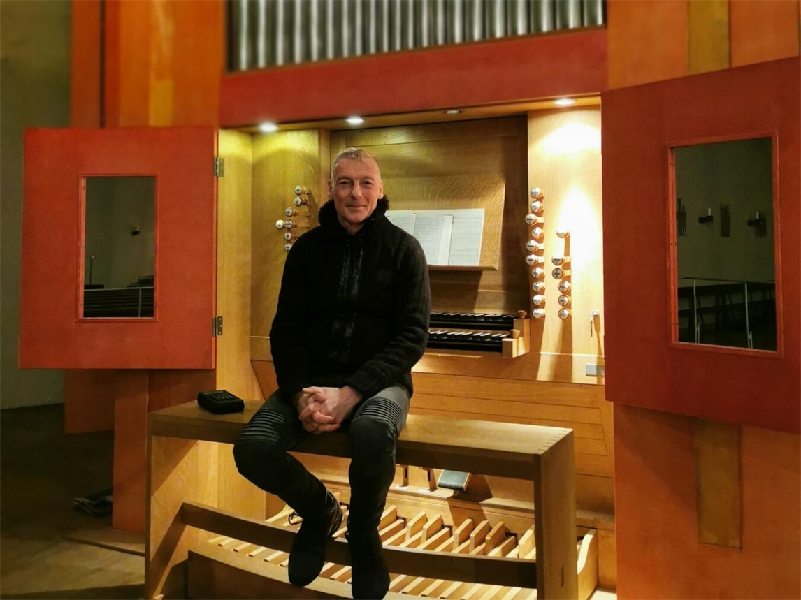 Porträt von Dr. Gerd-Heinz Stevens, männlicher Wissenschaftler, lächelt in die Kamera.