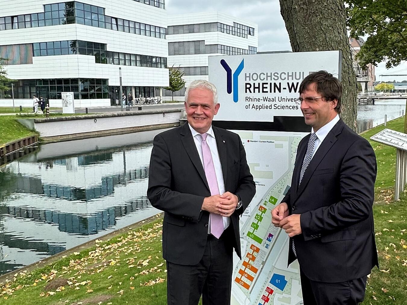 Dr. Günther Bergmann (li.) und Finanzminister Dr. Marcus Optendrenk im Gespräch vor der Hochschule Rhein-Waal in Kleve. Foto: privat