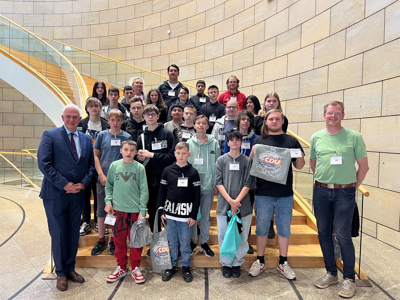 Dr. Günther Bergmann MdL mit den Schülerinnen und Schülern des Förderzentrums Kleve auf der großen Treppe zum Plenarsaal im Düsseldorfer Landtag. Foto: Landtagsbüro Bergmann