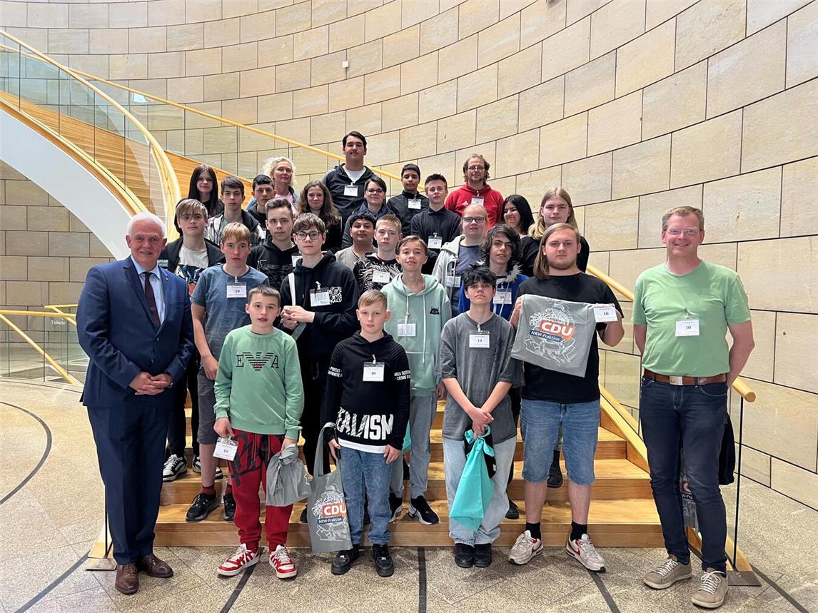 Dr. Günther Bergmann MdL mit den Schülerinnen und Schülern des Förderzentrums Kleve auf der großen Treppe zum Plenarsaal im Düsseldorfer Landtag. Foto: Landtagsbüro Bergmann