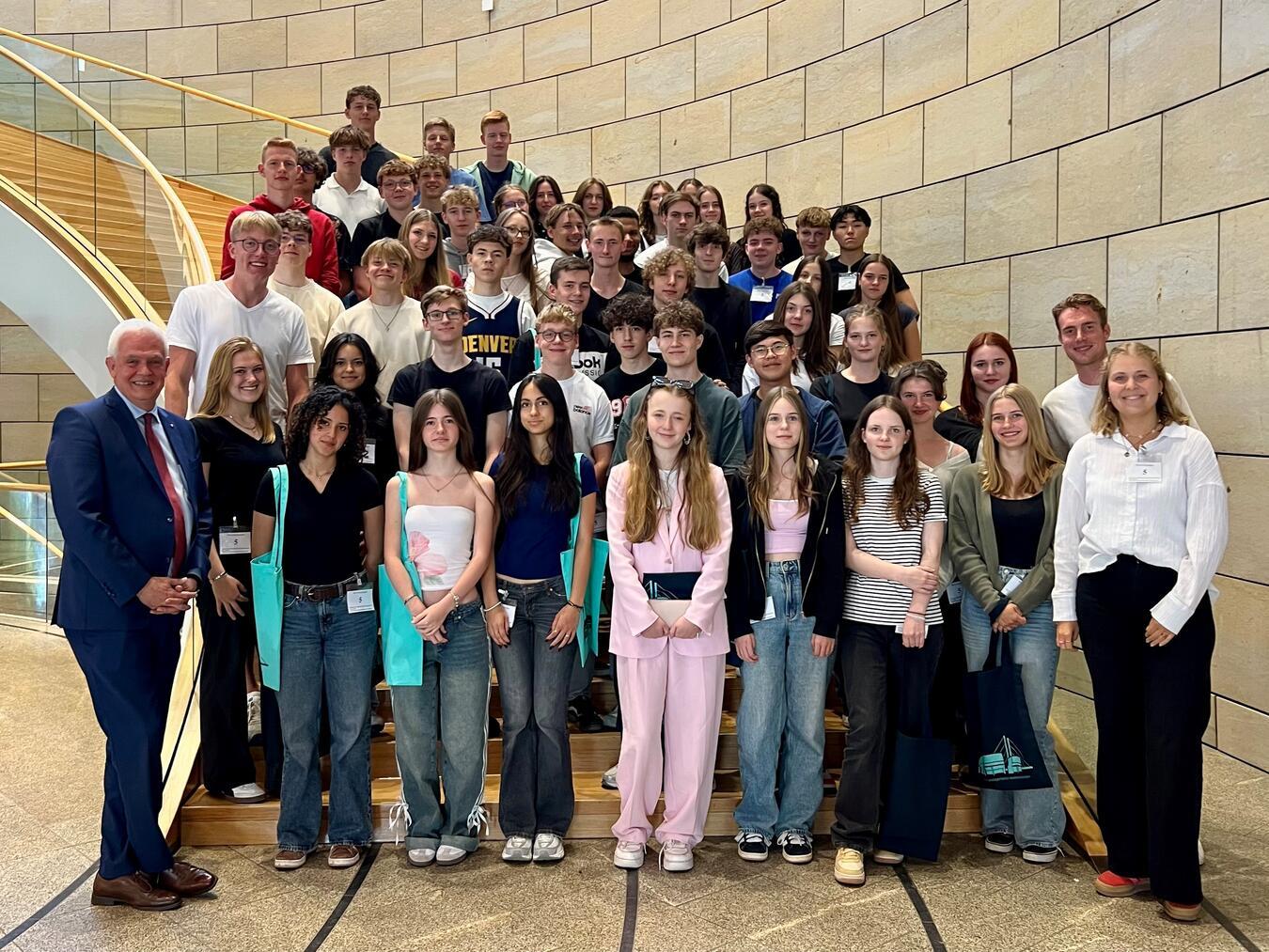 Dr. Günther Bergmann MdL mit den Schülern des Freiherr-vom-Stein-Gymnasiums auf der großen Treppe zum Plenarsaal im Düsseldorfer Landtag. Foto: Landtagsbüro Bergmann
