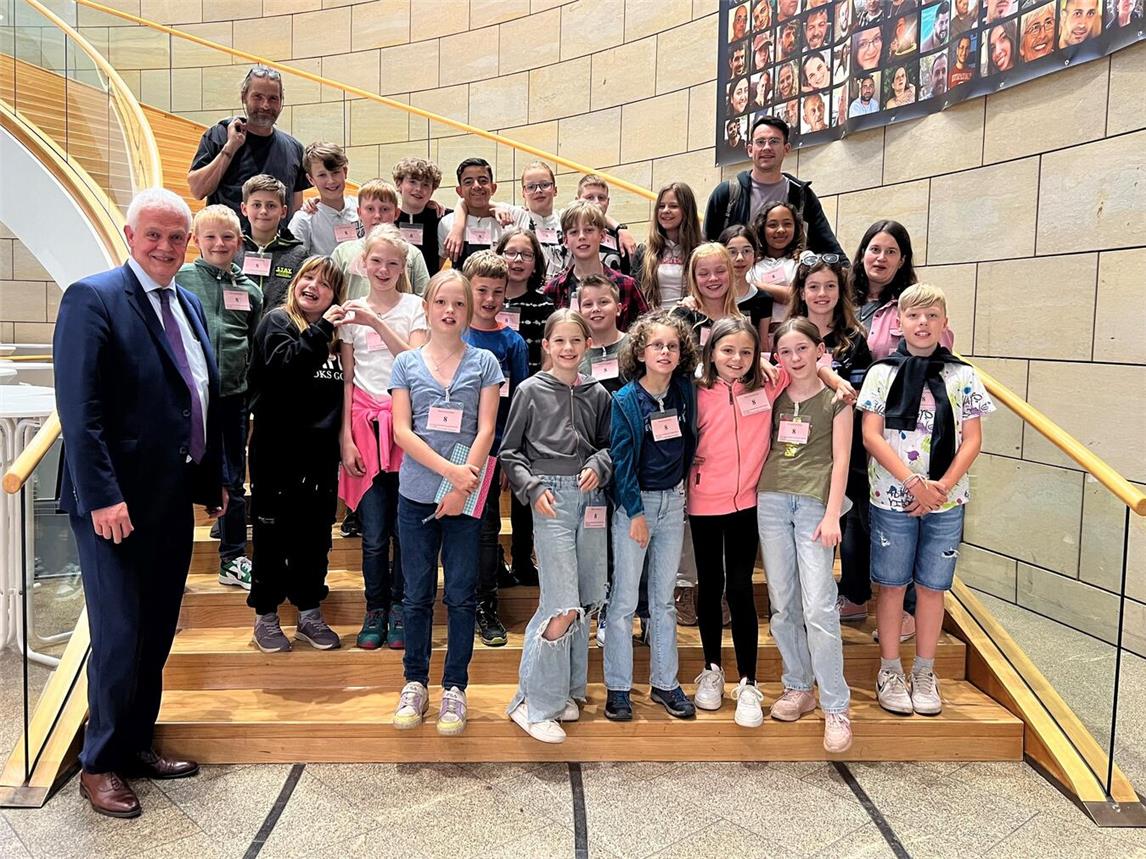 Dr. Günther Bergmann MdL mit der Gruppe der Eltener Grundschule im Landtag. Foto: Landtagsbüro Bergmann