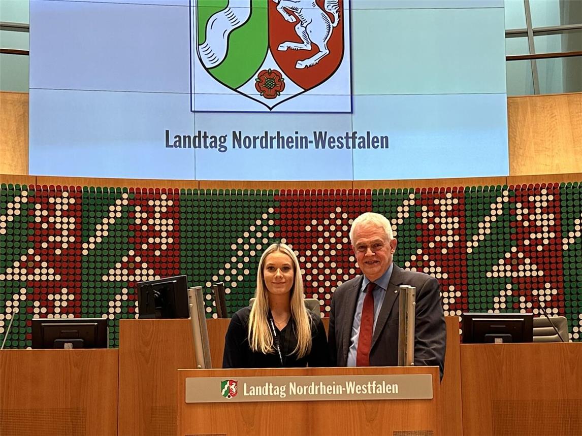 Dr. Günther Bergmann mit Maxima Ruffing am Rednerpult des Landtags von Nordrhein-Westfalen. Foto: Landtagsbüro Bergmann
