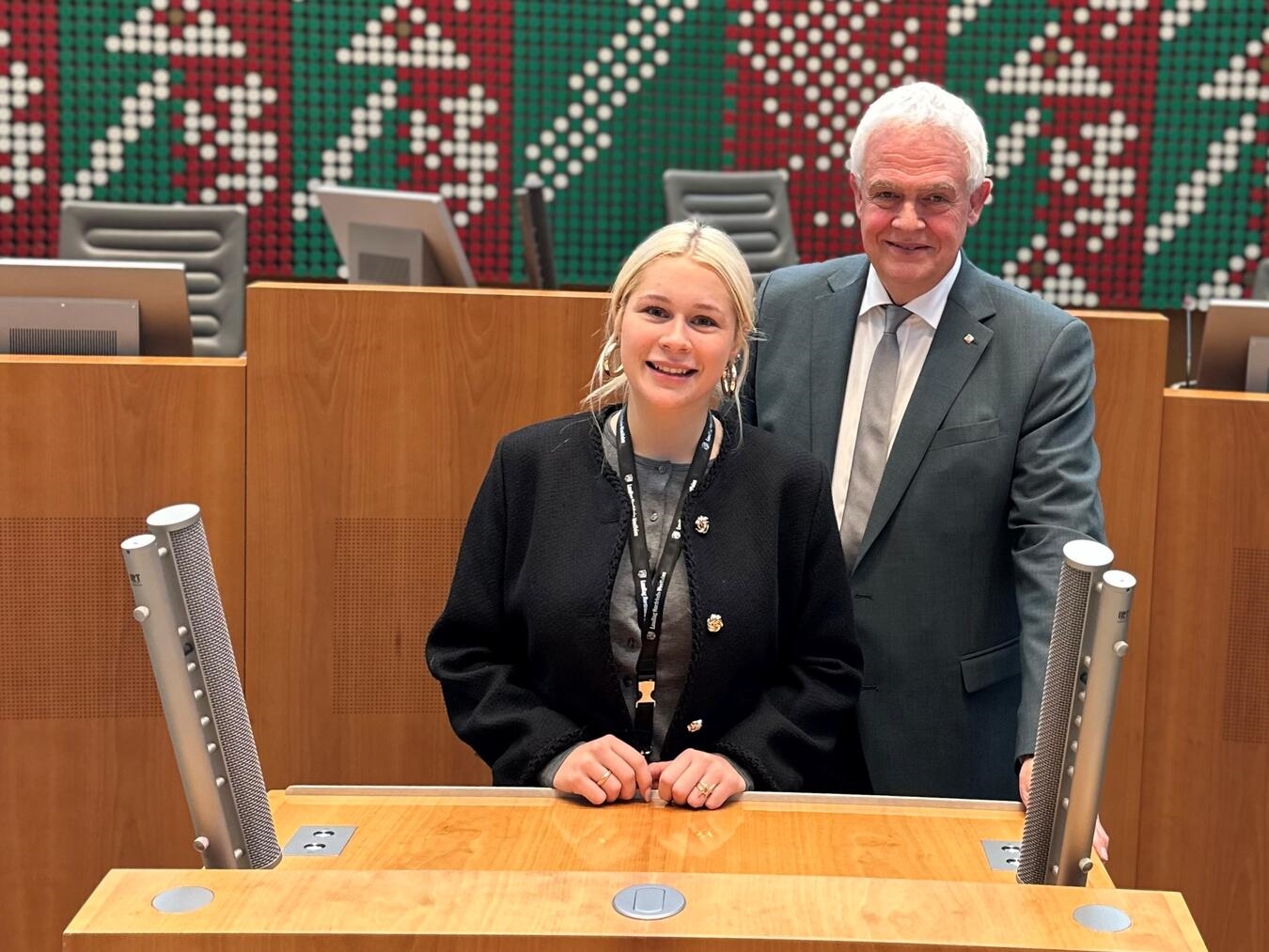 Dr. Günther Bergmann mit Ruth Gertzen am Rednerpult des Landtags von Nordrhein-Westfalen. Foto: Landtagsbüro Bergmann