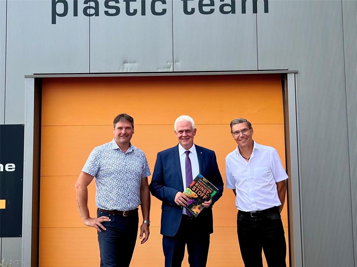 Dr. Günther Bergmann (Mitte) mit den beiden Geschäftsführern Michael Verhey (li.) und Erik Welmans (re.) nach dem Rundgang durch die Produktionshallen der Plastic Team GmbH in Rees-Haldern. Foto: privat