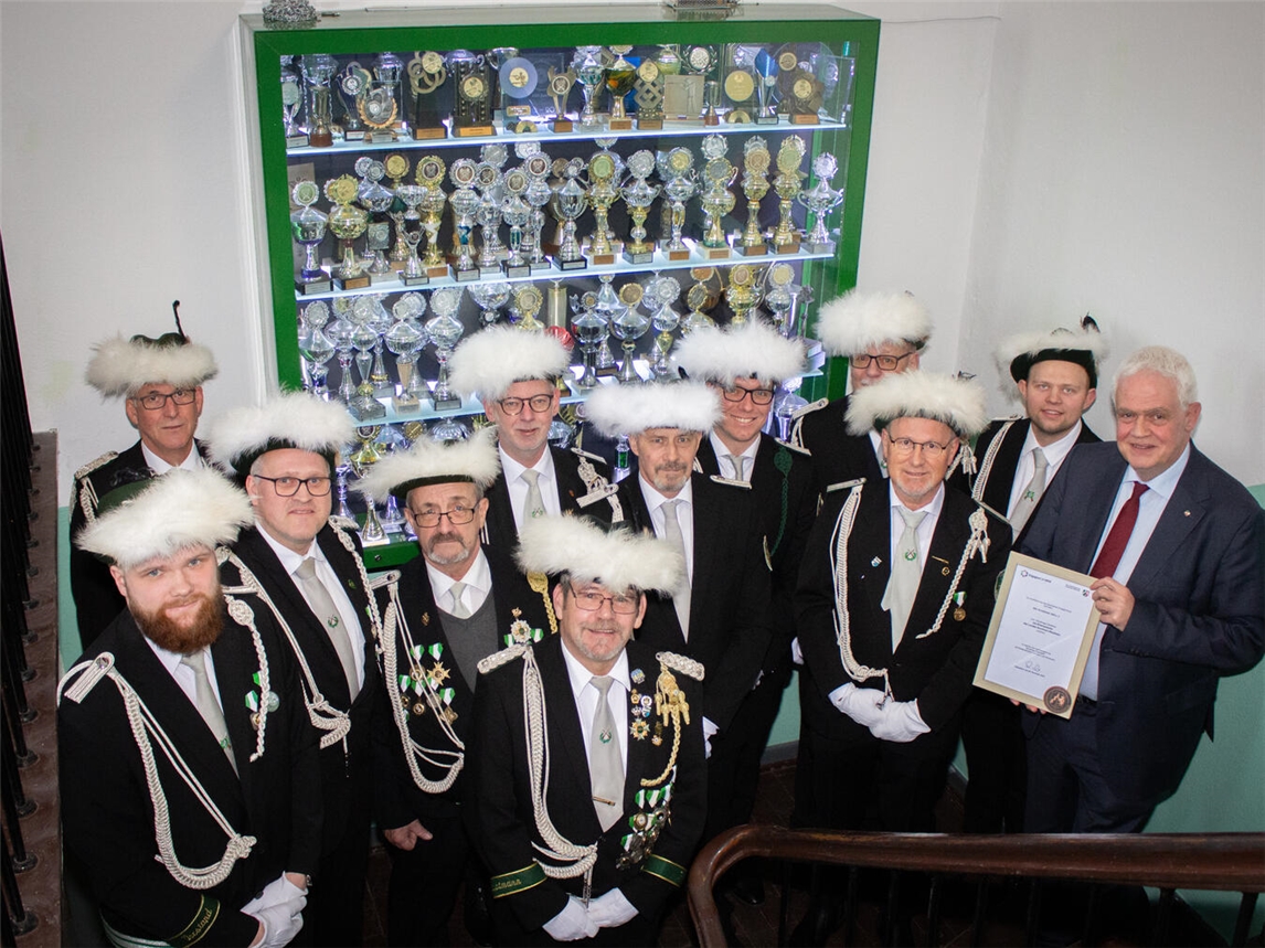 Dr. Günther Bergmann (rechts) überreicht den Schottheider Bürgerschützen die Schützenehrenplakette. Foto: privat