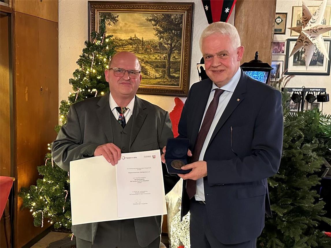 Dr. Günther Bergmann überreichte die Schützenehrenplakette samt Urkunde an den 1. Vorsitzenden und Ehrenvorsitzenden des Vereins, Jürgen Cattelaens. Foto: Landtagsbüro Bergmann