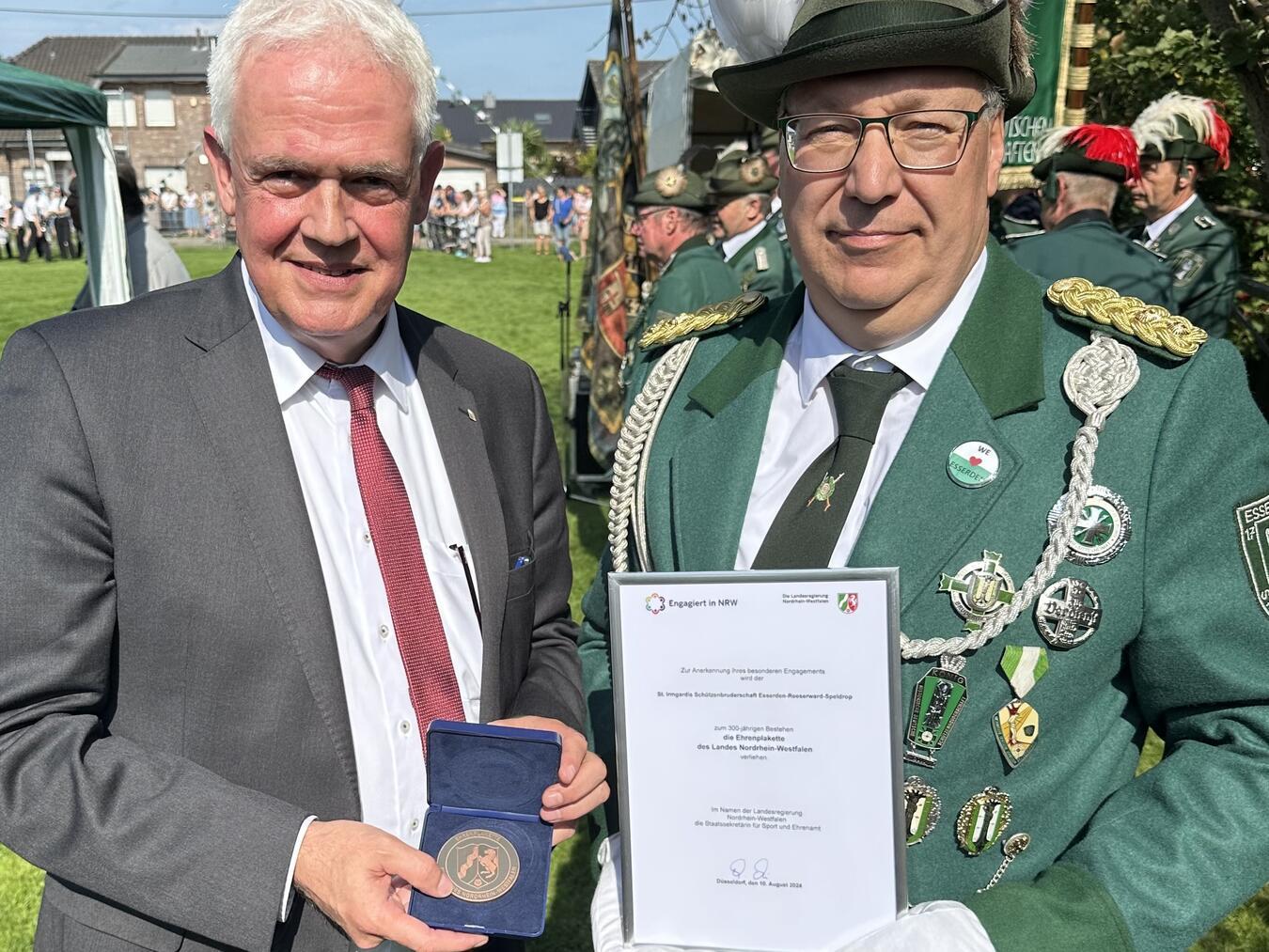 NRW-Ehrenplakette für Schützen aus Rees-Esserden Dr. Günther Bergmann und Brudermeister Klemens Rütter bei der Übergabe von Urkunde und Ehrenplakette. Foto: privat