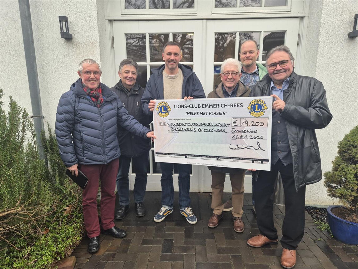 Dr. Heinz Grunwald (r.) vom Förderkreis Kriegskinder mit Lions-Präsident Lutz Reinhart-van Gülpen (3. v. l.) bei der symbolischen Scheckübergabe. Foto: privat