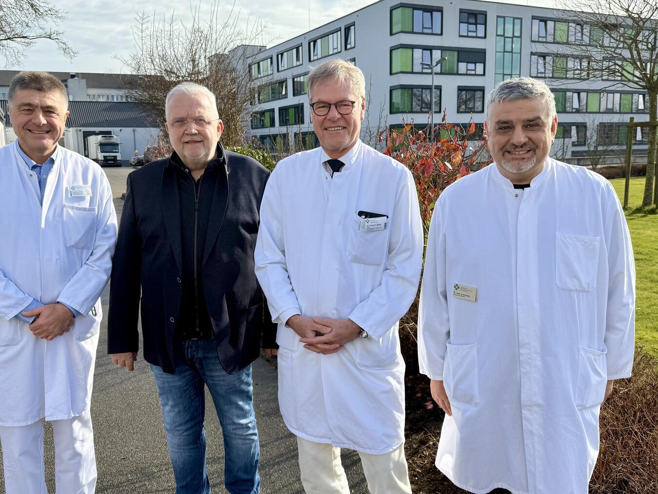 Katholische Karl-Leisner-Kliniken werden bei Krebsoperationen eingeschränkt Dr. Lubos Trnka (Chefarzt Klinik für Geburtshilfe und Frauenheilkunde), KKLE-Geschäftsführer Werner Kemper, Dr. Frank Müller (Chefarzt der Klinik für Allgemein-, Visceral- und Thoraxchirurgie) und Dr. Ufuk Gündug (Chefarzt Klinik für Allgemeine Innere Medizin, Diabetologie, Hypertensiologie und Infektiologie; v.l.) sehen die Auswirkungen der Krankenhausreform für das KKLE kritisch. NN-Foto: SP