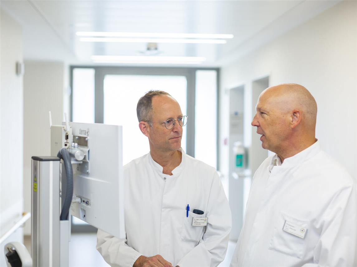 Dr. Ludger Wiemer und PD Dr. Torsten Überrück vom St. Agnes-Hospital Bocholt referieren im Bürgerhaus. Foto: Jochen van Eden