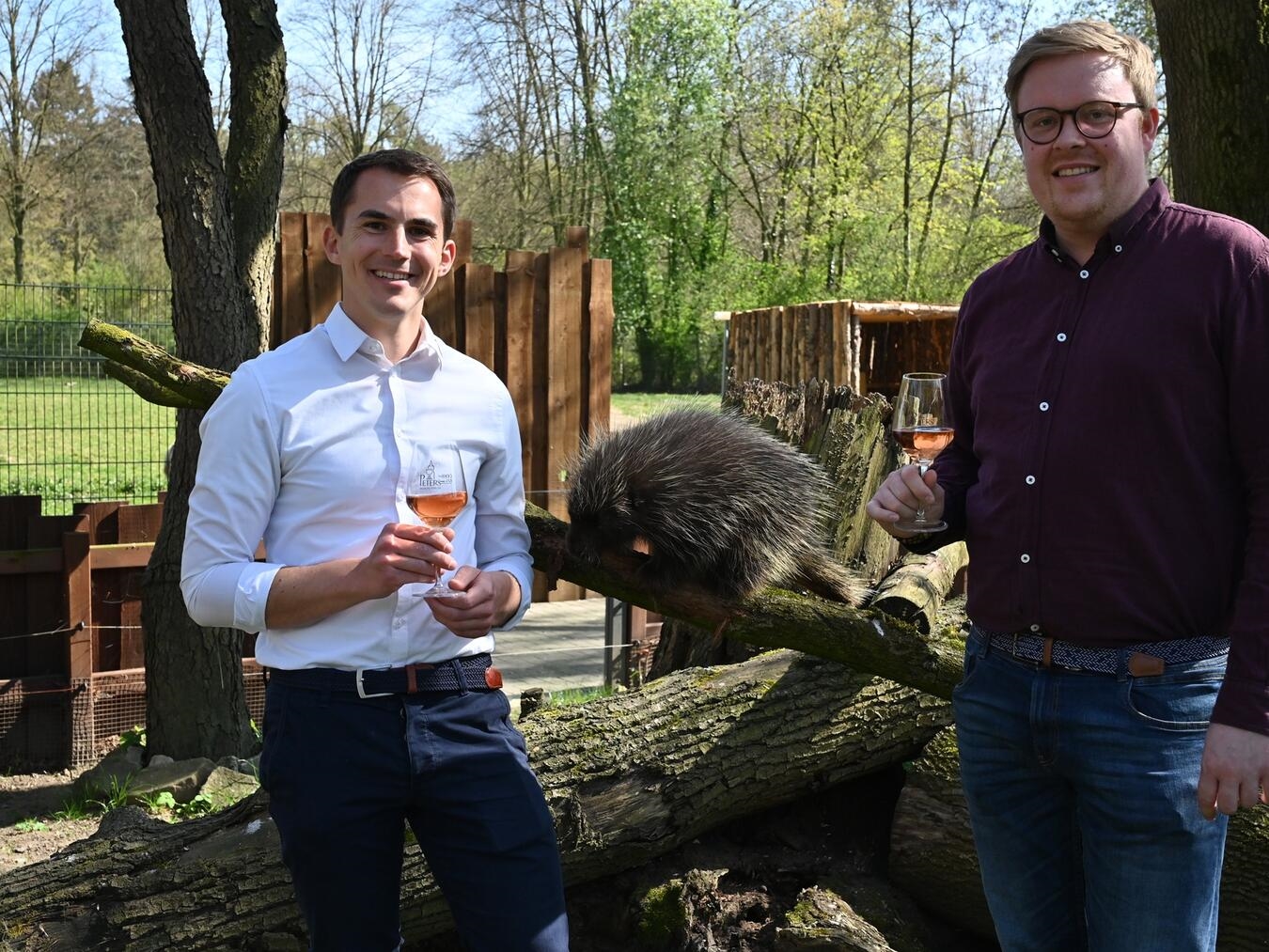 Dr. Martin Polotzek (l.) und Kilian Peters freuen sich auf die Fortsetzung der tierischen Genussabende. Foto: Tiergarten Kleve