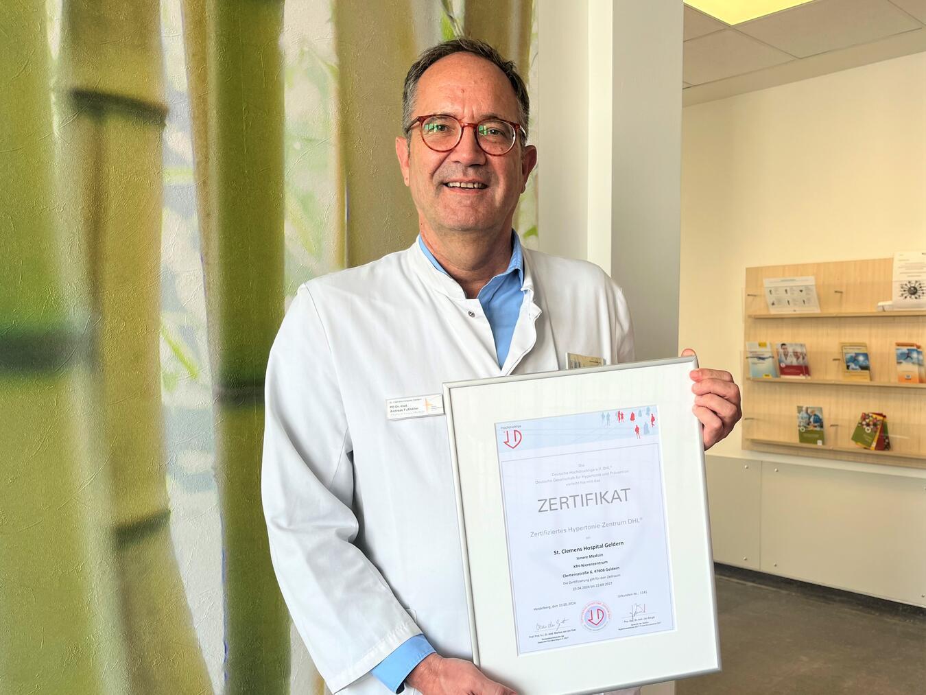 Erneute Zertifizierung
als Hypertonie-Zentrum Dr. med. Andreas Fußhöller, Chefarzt der Klinik für Innere Medizin, Nierenheilkunde und Bluthochdruckerkrankungen, im St.-Clemens-Hospital Geldern.Foto: St.-Clemens-Hospital