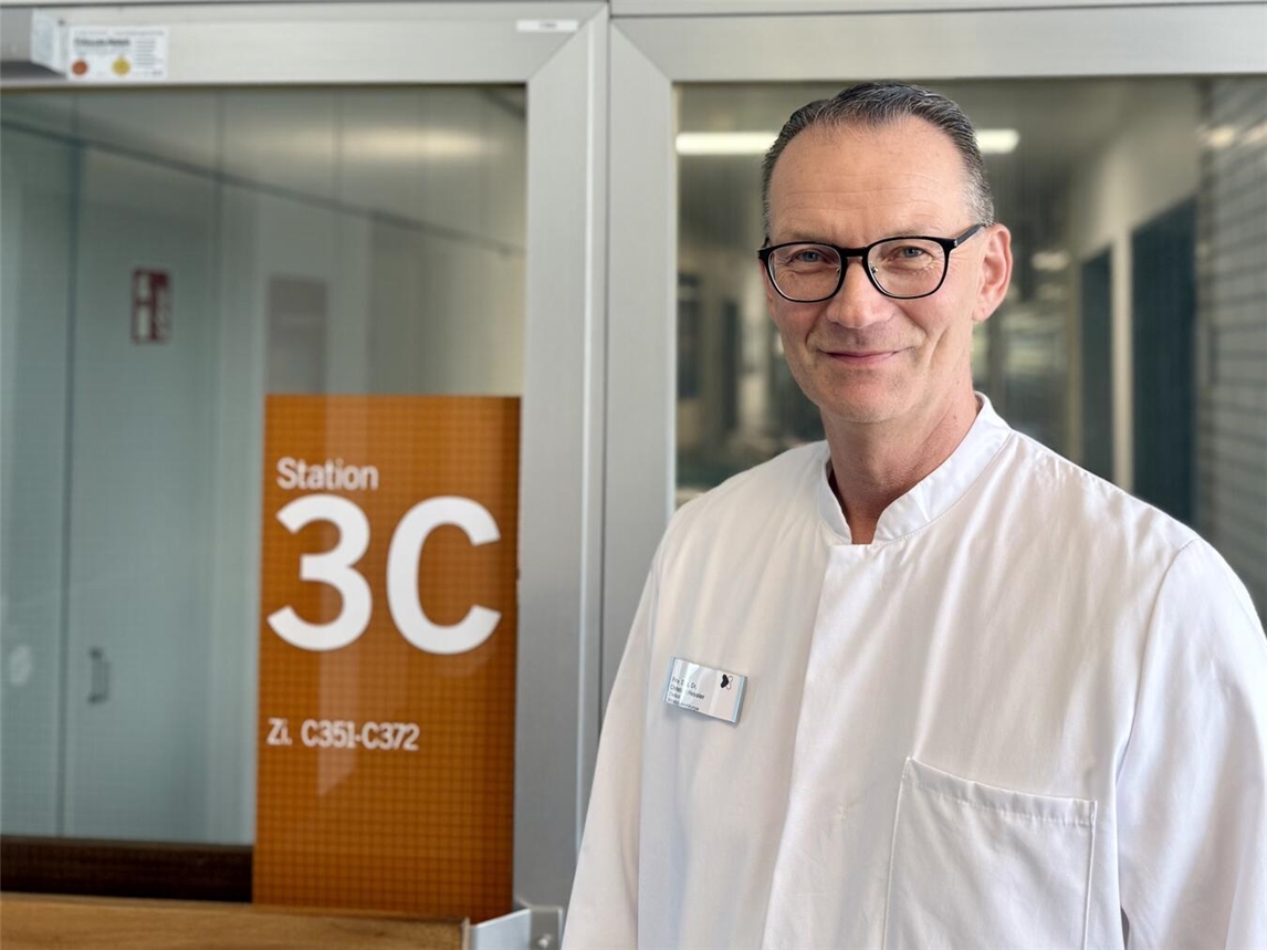Dr. med. Christian Hessler ist der neue Chefarzt der Wirbelsäulenchirurgie/-orthopädie am Krankenhaus in Emmerich. Foto: St.-Willibrord-Spital Emmerich